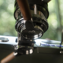 weber workshops buck – portafiltro sin fondo con mango de teca